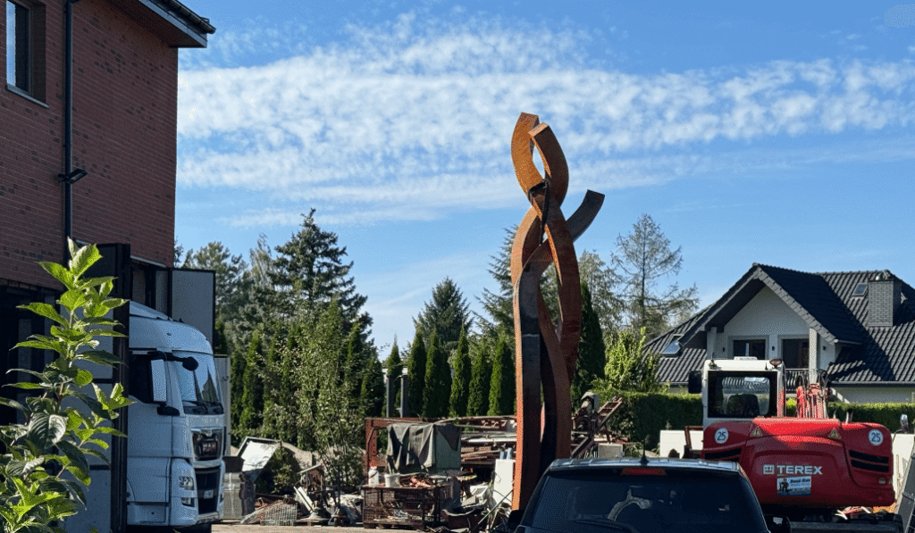 Rzeźby ogrodowe i instalacje z kortenu oraz stali nierdzewnej – sztuka, która odmienia przestrzeń